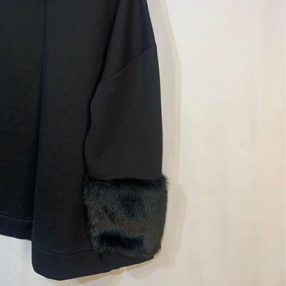 VERA WANG woman’s sweatshirt with faux fur wrists. Gorgeous! Crew neck. XXL. Bla - Picture 9 of 10